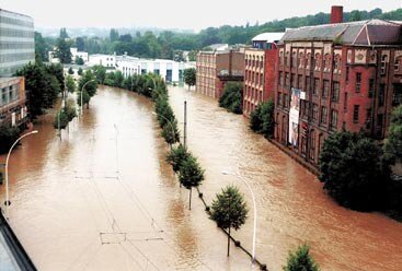 Chemnitz erreichte Höchstpegel bei 4,01 Meter - Die Chemnitz überflutete die Annaberger Straße. Links und rechts der Bundesstraße liefen in Wohnhäusern, Geschäften und Betrieben die Keller voll.