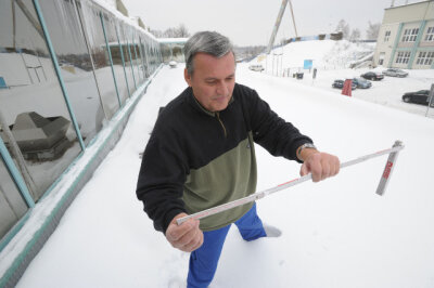 Chemnitz: Erste Sporthallen öffnen wieder - Auf der Halle im Sportforum lagen am Mittwoch noch 35 bis 40 Zentimeter Schnee auf dem Dach.