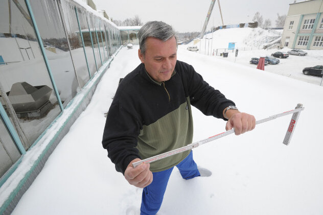 Chemnitz: Erste Sporthallen öffnen wieder - Auf der Halle im Sportforum lagen am Mittwoch noch 35 bis 40 Zentimeter Schnee auf dem Dach.