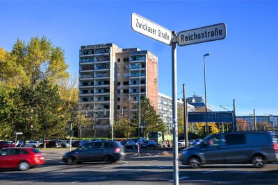 Chemnitz erteilt Baugenehmigung: Was passiert nun mit der Hochhaus-Ruine an der Zwickauer Straße? - Während der angrenzende Sechsgeschosser (hinten) saniert ist, gibt das Hochhaus eher das Bild einer Ruine ab. Nun hat der Eigentümer die Genehmigung zur Sanierung erhalten.