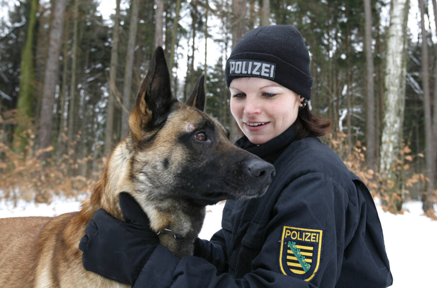 Chemnitz: Fährtenhund Murphy erschnüffelt Einbrecher unterm Sofa - Hundeführerin Lydia Baumgärtel und ihr Murphy.
