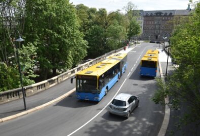 Chemnitz: Fährt in Zukunft wieder eine Straßenbahn zum Kaßberg? - Busse auf der Kaßbergauffahrt in Chemnitz - könnte hier in Zukunft wieder eine Straßenbahn fahren?