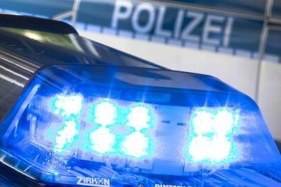 Chemnitz: Fahrgast geht auf Sicherheitsleute und Polizisten los - 