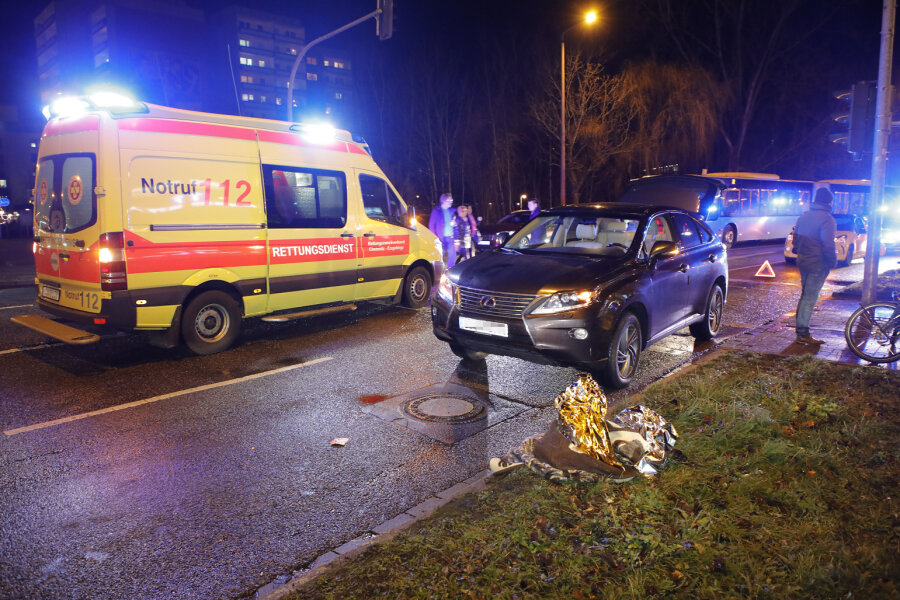 Chemnitz: Fahrzeug kollidiert mit Fußgängerin - Laut Polizei überquerte die Fußgängerin eine rote Ampel, als es zum Zusammenstoß kam.