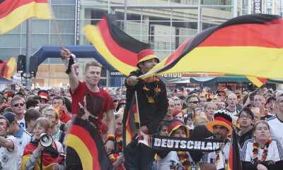 Chemnitz feiert deutschen Sieg gegen Dänemark - Gute Stimmung herrschte unter dem 3500 Zuschauern auf dem Neumarkt schon vor Beginn des Spiels gegen Dänemark.