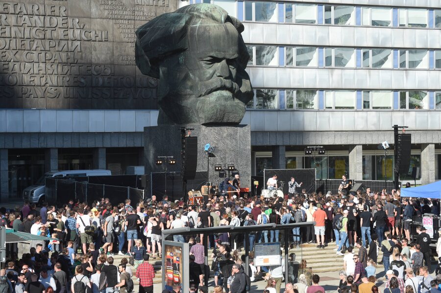 Chemnitz feiert Marx: Punkrock vor dem "Nischel" - 
