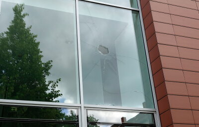 Chemnitz: Fenster am Justizzentrum beschädigt - 