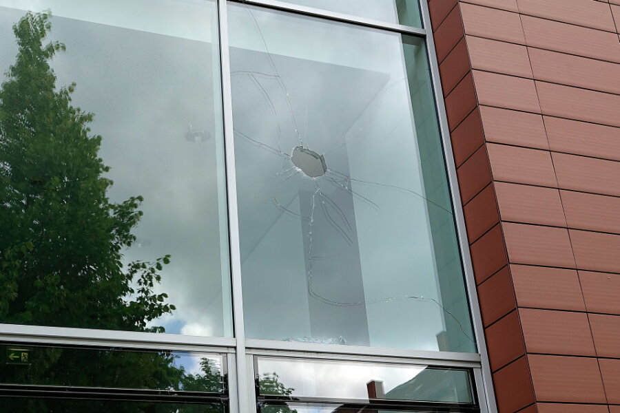 Chemnitz: Fenster am Justizzentrum beschädigt