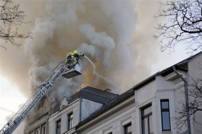 Chemnitz: Feuer in leer stehendem Mehrfamilienhaus - 