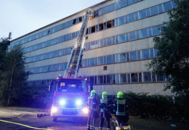 Chemnitz: Feuer in leerstehendem Gebäude - Die Feuerwehr in Chemnitz musste am Dienstagabend zu einem Brand an Treffurthstraße ausrücken.