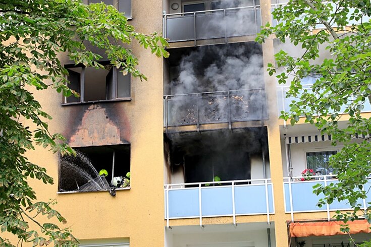 Chemnitz: Feuer in Plattenbau - drei Verletzte - 