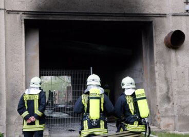 Chemnitz: Feuerwehr löscht brennenden Abfall - In einer Durchfahrt an der Karl-Liebknecht-Straße brannte Müll auf rund neun Quadratmetern.