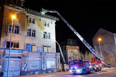 Chemnitz: Feuerwehr muss Dachbrand in leerstehendem Haus löschen - In einem leerstehenden Gebäude an der Zwickauer Straße hat es in der Nacht von Donnerstag auf Freitag gebrannt. Um 2.54 Uhr ging der Alarm ein.