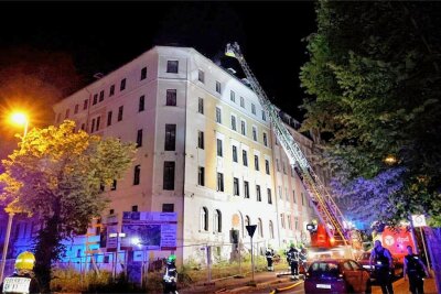 Chemnitz: Feuerwehr rückt zu zwei Bränden aus - Die Feuerwehr wurde in der Nacht zu Dienstag zu einem Brand in der Paul-Jäkel-Straße gerufen.