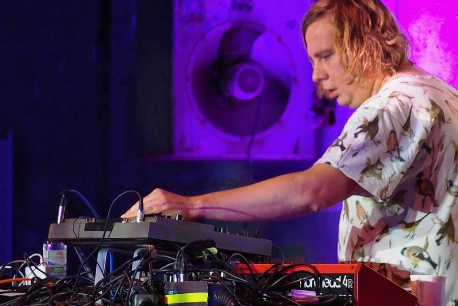 Studierter Naturwissenschaftler, seit 25 Jahren auch namhafter Techno-DJ und Musikproduzent: Dominik Eulberg, der aus dem Westerwald stammt, ist ein Unikat. Sein Auftritt war der Höhepunkt des Raw-Festivals.