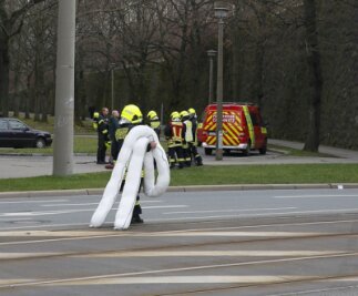 Chemnitz-Fluss kilometerlang verunreinigt - Feuerwehr stoppt Öl-Eintritt - 