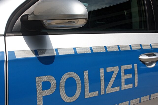 Chemnitz: Fußgänger angefahren - Fahrer geflüchtet - 