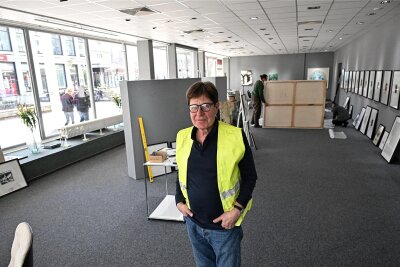 Chemnitz: Galerie-Umzug mit Tränen und Lächeln - Keine Protest- sondern Arbeitskleidung: Bernd Weise packt mit an beim Umzug.