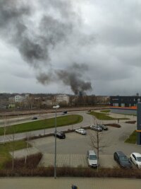 Chemnitz: Garagenbrand sorgt für Rauchsäule - 