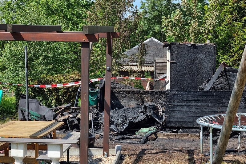 Chemnitz: Gartenhaus brennt komplett nieder - 