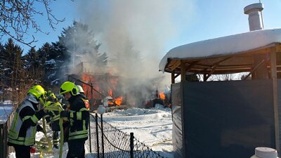 Chemnitz: Gartenlaube abgebrannt - Ein Gartenhaus im Chemnitzer Stadtteil Bernsdorf ist am Sonntag komplett niedergebrannt