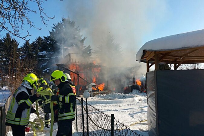 Chemnitz: Gartenlaube abgebrannt - Ein Gartenhaus im Chemnitzer Stadtteil Bernsdorf ist am Sonntag komplett niedergebrannt