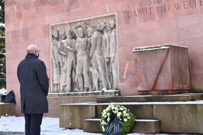 Chemnitz gedenkt der Opfer des Holocaust - Oberbürgermeister Sven Schulze vor dem Mahnmal im Park der Opfer des Faschismus