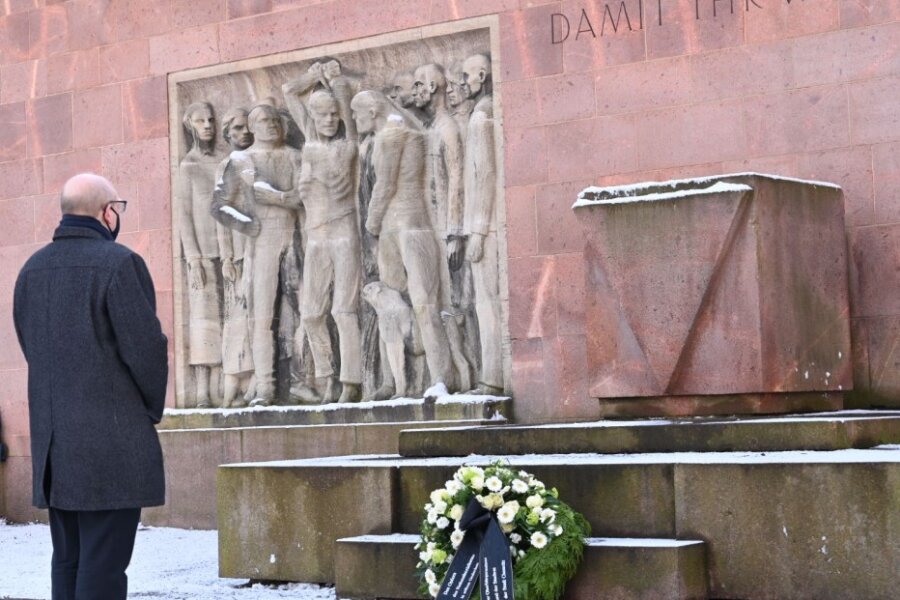 Chemnitz gedenkt der Opfer des Holocaust - Oberbürgermeister Sven Schulze vor dem Mahnmal im Park der Opfer des Faschismus