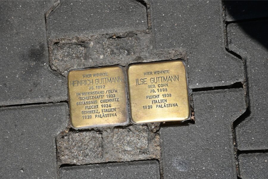 Chemnitz gedenkt NS-Opfern mit 23 neuen Stolpersteinen - Stolpersteine in der Chemnitzer Theaterstraße erinnern an NS-Opfer. Am 29. Mai werden weitere Steine verlegt.