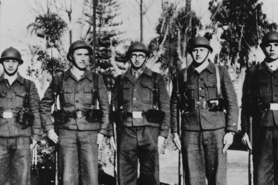 Spanienkämpfer aus Chemnitz 1937 in einem Ausbildungslager der XI. Internationalen Brigade in Madrigueras. Von links: Fritz Baumgärtel, Otto Kreutzmann, Werner Kinzl, Kurt Höfer, Walter Janka. 