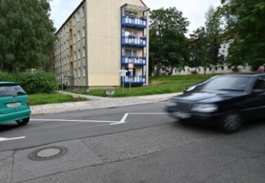 Chemnitz: Gerichtliches Nachspiel um Tod vor der Haustür - Zufahrt zu einem Mehrfamilienhaus an der Andréstraße. Auf einem solchen Weg starb 2020 ein Fußgänger bei einem Unfall. Der Fahrer des beteiligten Wagens stand am Dienstag vor Gericht.