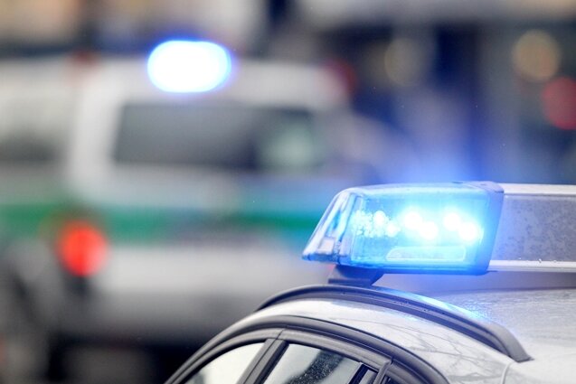 Chemnitz: Geschlagen und ausgeraubt - Drei Männer überfallen 16-Jährigen - 