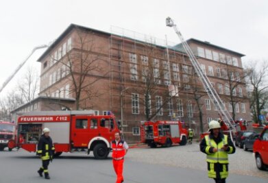 Der Dachstuhl des Chemnitzer Agricola-Gymnasiums stand am Mittwochmittag in Flammen.