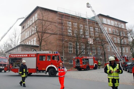 Der Dachstuhl des Chemnitzer Agricola-Gymnasiums stand am Mittwochmittag in Flammen.