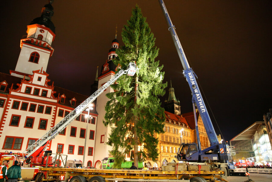 Chemnitz hat seinen Weihnachtsbaum - Kurz vor 18 Uhr war der Aufbau beendet.