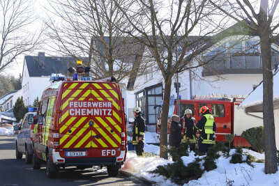 Chemnitz: Haus wegen stechenden Geruchs evakuiert - Ein Mehrfamilienhaus an der Schwanauer Straße in Euba musste am Montagfrüh wegen eines essigartigen Geruchs evakuiert werden.