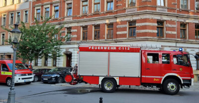 Chemnitz: Hausbewohner muss ins Krankenhaus, nachdem er brennenden Kinderwagen löschte - Die Feuerwehr ist am Mittwochmorgen gegen 5.30 Uhr in ein Mehrfamilienhaus an der Uhlandstraße gerufen worden. Dort brannte ein Kinderwagen.