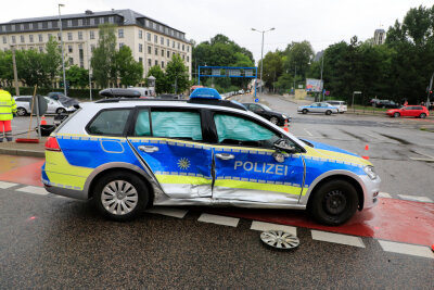 Chemnitz: Heftige Kollision - Polizeifahrzeug überschlägt sich - 
