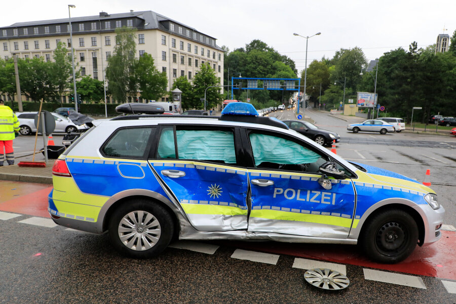 Chemnitz: Heftige Kollision - Polizeifahrzeug überschlägt sich - 
