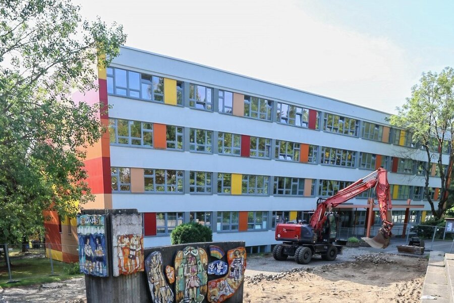 Chemnitz-Helbersdorf: Baubeginn an Grundschule pünktlich zum Schulstart - muss das sein? - Baustart an der Grundschule am Stadtpark: Der große Platz vor dem sanierten Bau wird zeitgemäß umgestaltet. 