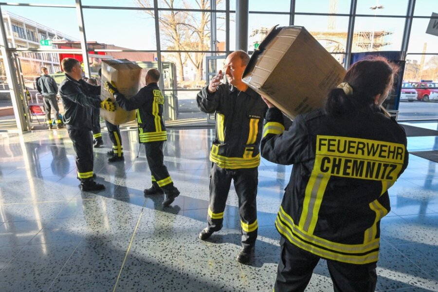 Angehörige der Chemnitzer Feuerwehren richten in der Hartmannhalle eine Notunterkunft für Geflüchtete aus der Ukraine ein. Ziel der Stadtverwaltung ist es, dass die dort Untergebrachten möglichst innerhalb weniger Tage in Wohnungen umziehen können. 