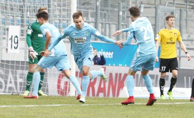 Chemnitz im freien Fall Richtung Regionalliga - Torjubel nach dem Treffer zum 1:1-Ausgleich durch Torschütze Mikko Sumosalo (Chemnitz, links), hier mit Tom Baumgart. Trotzdem verlor der Club die Partie.