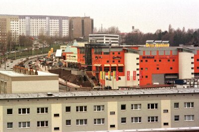 Chemnitz im Heckertgebiet: Der lange Weg zum „Vita-Center“ - Massen strömten in das „Vita-Center“ im Herzen des Heckertgebietes, als der Einkaufstempel am 24. März 1999 eröffnet wurde.