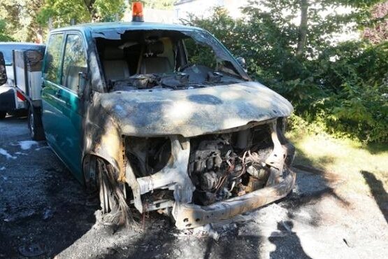 Chemnitz: Im Zentrum brennen wieder zwei Autos - Auf einem eingezäunten Stützpunkt des Grünflächenamtes an der Beckerstraße waren die beiden Transporter abgestellt, die am 21.07. bei einer Brand-Attacke stark beschädigt wurden.