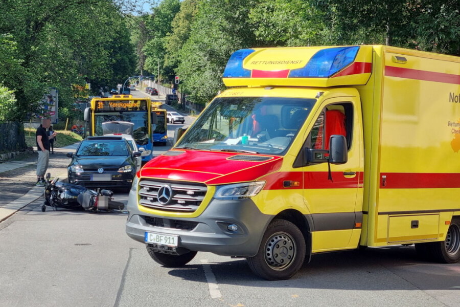 Chemnitz: In der Ausfahrt übersehen - Motorradfahrer schwer verletzt - 