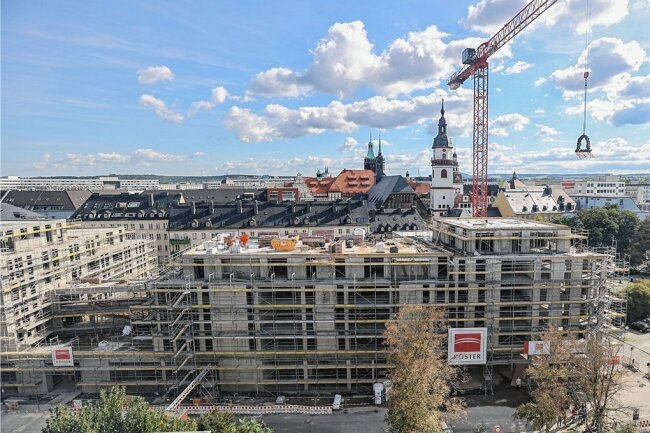 Chemnitz: Investor lüftet Geheimnis um Neubau am Getreidemarkt - Über dem Rohbau des künftigen Wohn- und Geschäftskomplexes am Getreidemarkt schwebt mittlerweile die Richtkrone. 