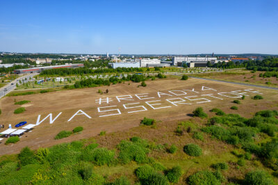 Chemnitz ist bereit: Endspurt im Wettbewerb um nationales Wasserstoffzentrum - Klare Botschaft auf dem künftigen Gelände für das Wasserstoffzentrum: "#Ready4Wasserstoff". 