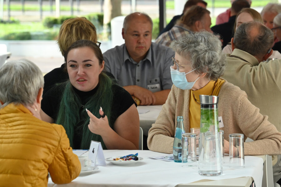 "Chemnitz spricht" ist eine Veranstaltung der "Freien Presse". Vorn am Tisch: Renate Otto (links), Alexandra Shaburova und Birgit Partschfeld. 