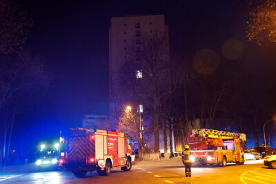 Chemnitz: Kerze löst Brand in Wohnung aus - Im Einsatz waren neben der Feuerwehr Chemnitz, die den Brand löschte, Notärzte und Polizei.