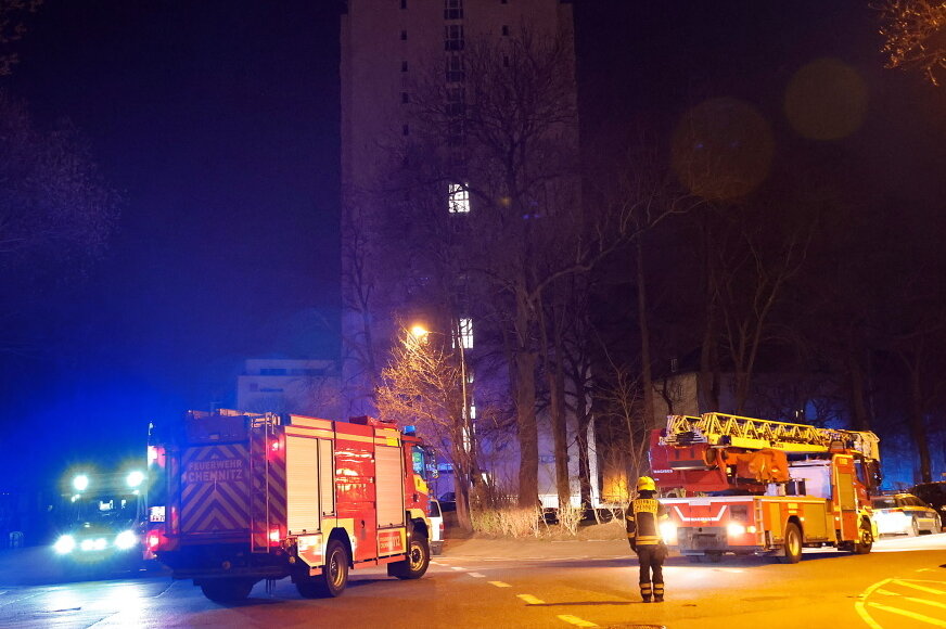 Im Einsatz waren neben der Feuerwehr Chemnitz, die den Brand löschte, Notärzte und Polizei.